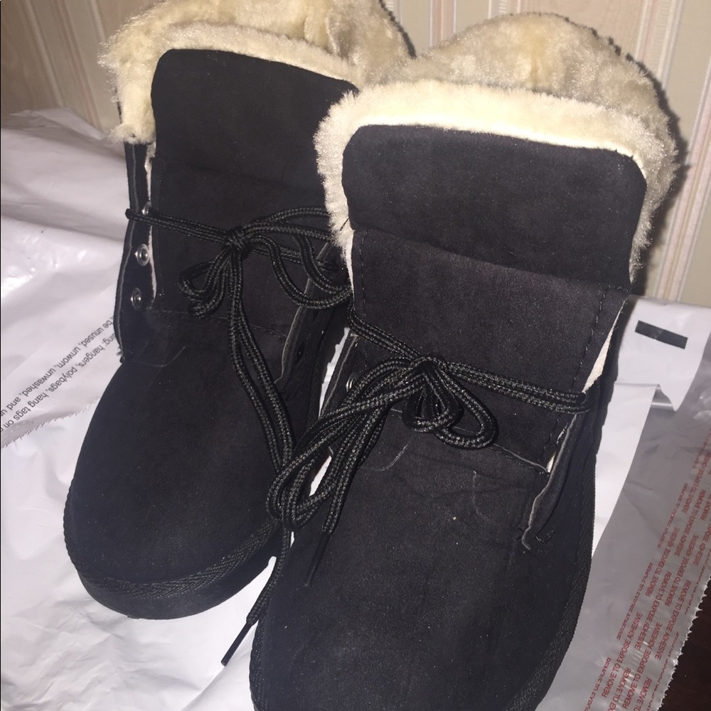 NWOT, Comfy Women Shoes (Size 8.5)